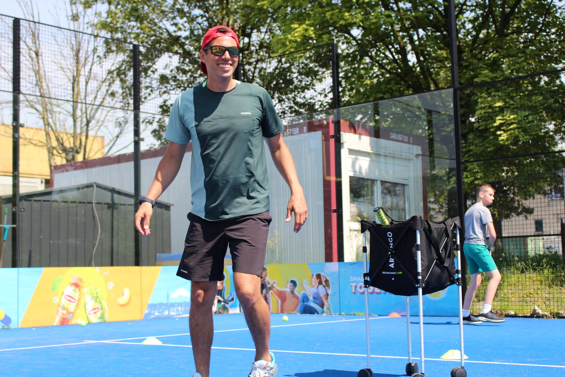 cours de padel avec un panier sur un terrain extérieur à bruxelles